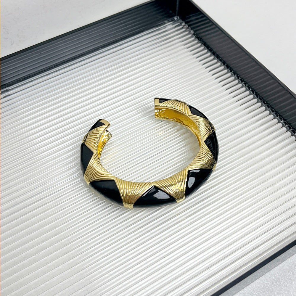 Französisches Retro-Ovalarmband mit Tropfenform aus schwarzem Gold und Emaille, exklusiv und stilvoll.