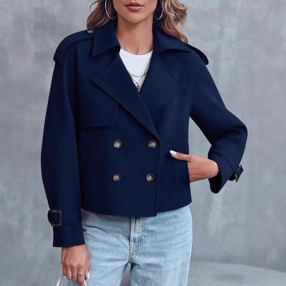 Basierend auf aktuellen Modetrends und klassischen Doppelreiher-Trenchcoat-Designs.
