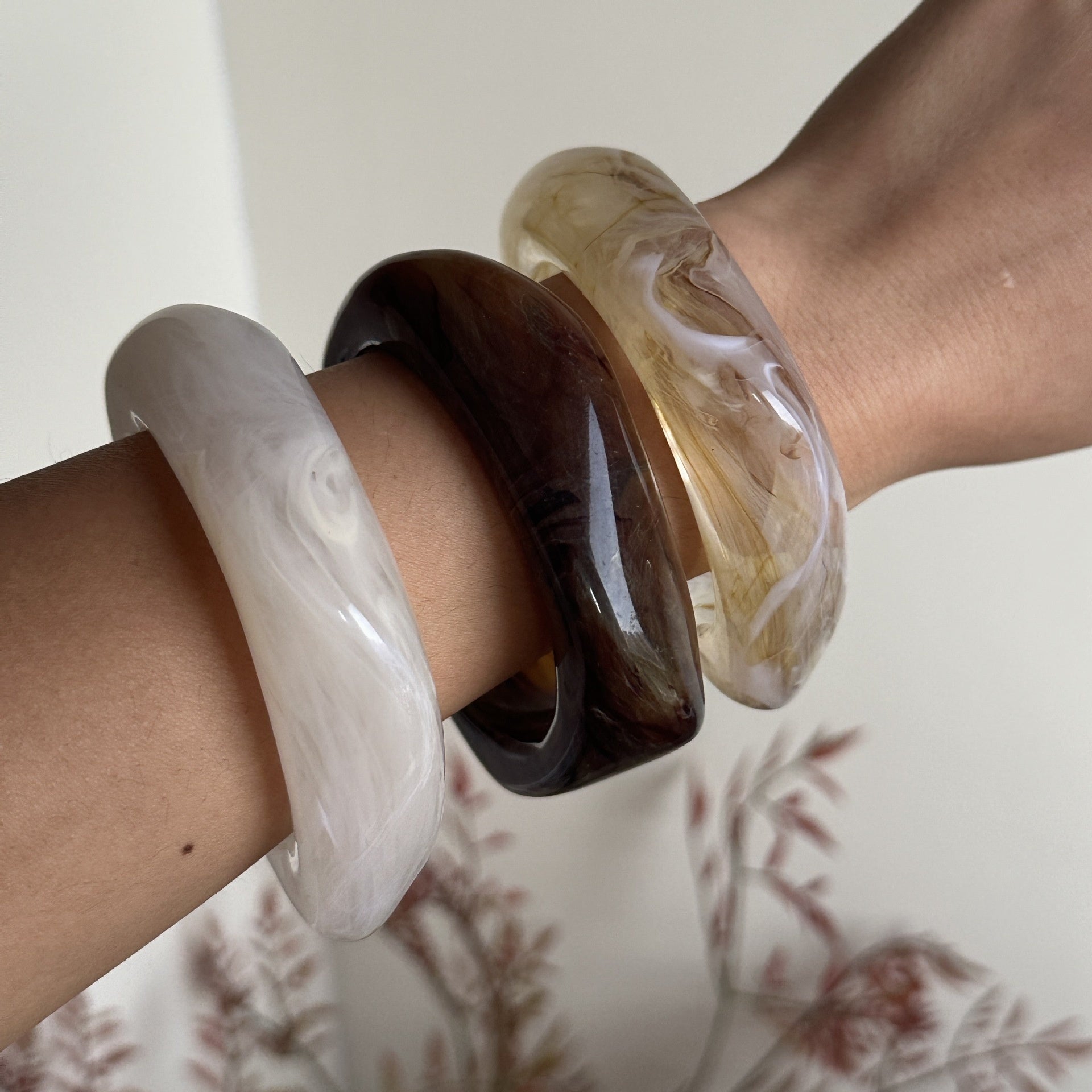 Europäisches und amerikanisches, extravagantes Acryl-Armband im angesagten Stil mit unregelmäßigem, durchscheinendem Design