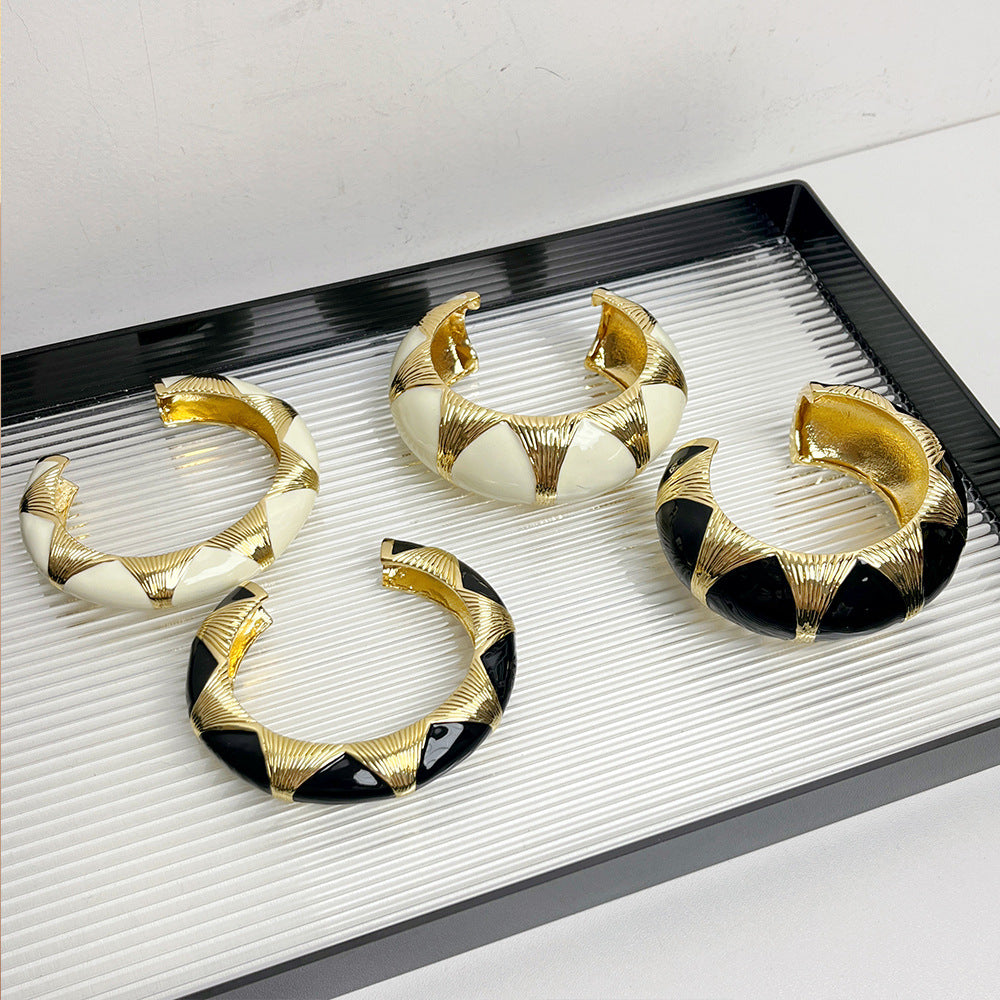 Französisches Retro-Ovalarmband mit Tropfenform aus schwarzem Gold und Emaille, exklusiv und stilvoll.