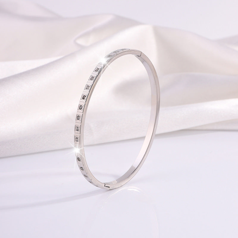 Europäisches und amerikanisches Armband aus Edelstahl mit farbechten quadratischen Diamanten