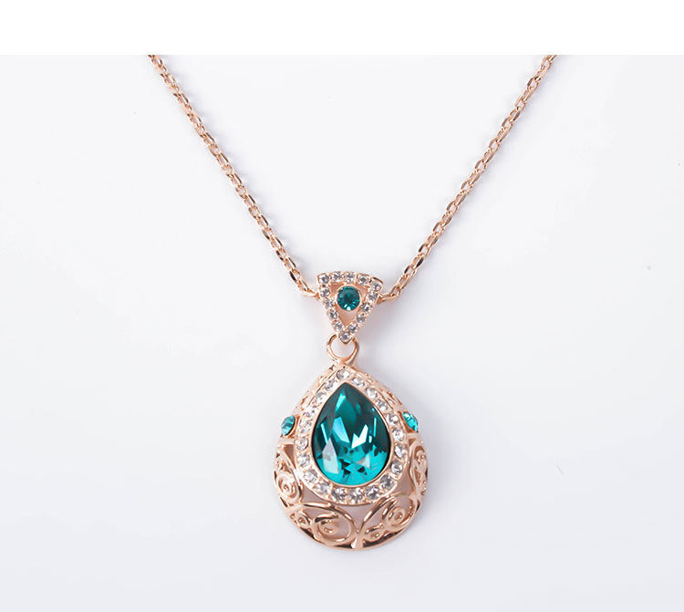 Elegant jewelry set with delicate hollow pattern – necklace & earrings in a modern design