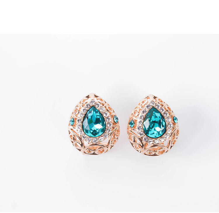 Elegant jewelry set with delicate hollow pattern – necklace & earrings in a modern design
