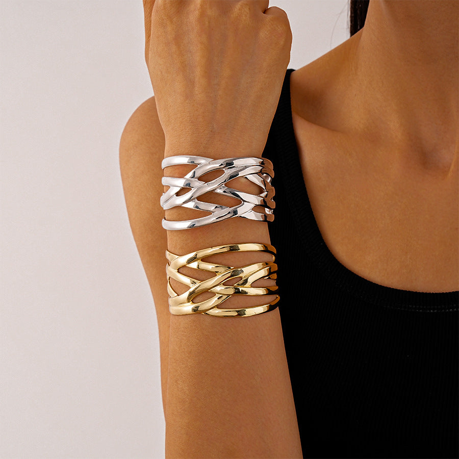Fashionable multi-layered shiny bracelet with geometric pattern for women