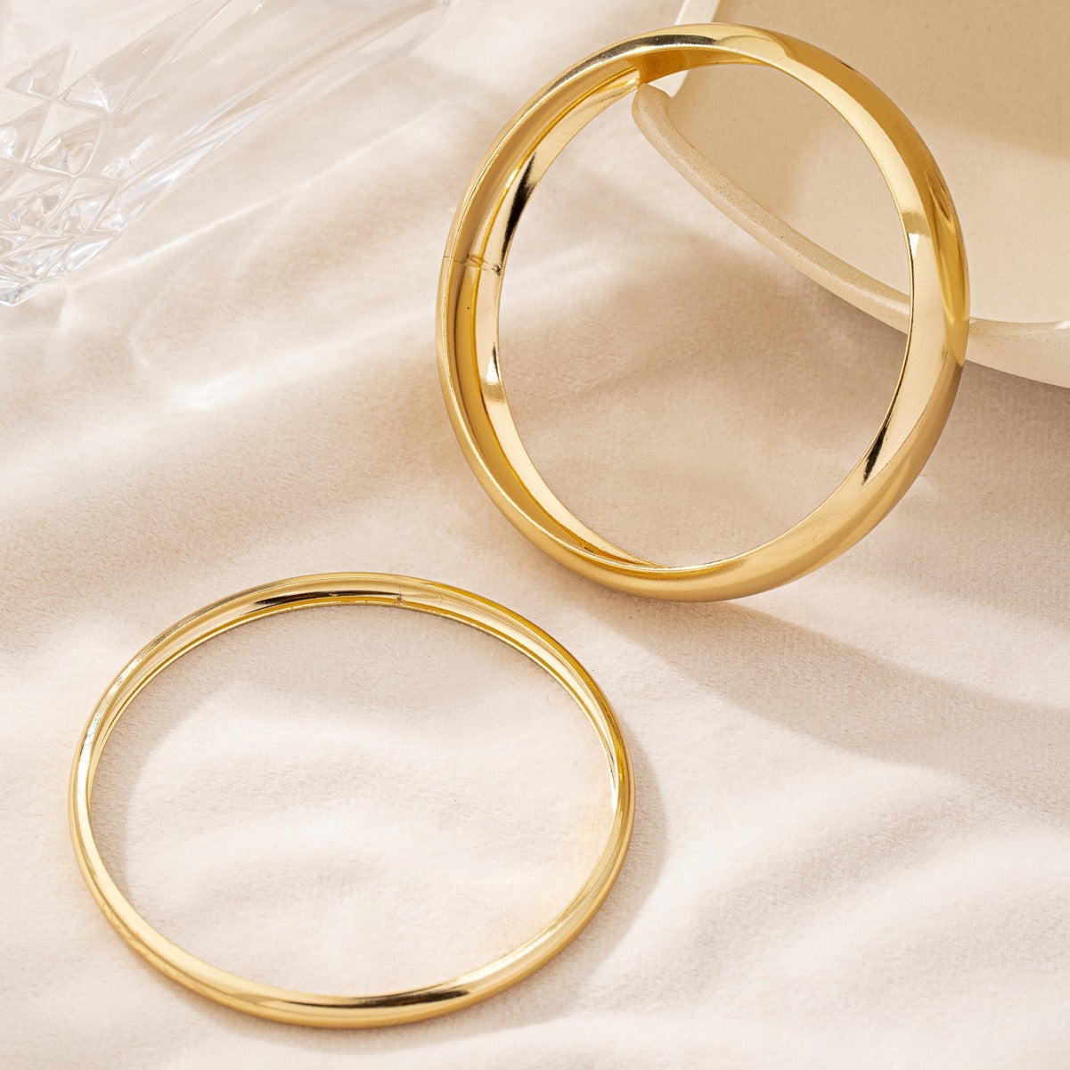 Extravagant Minimalist Traditional High-Gloss Bracelet