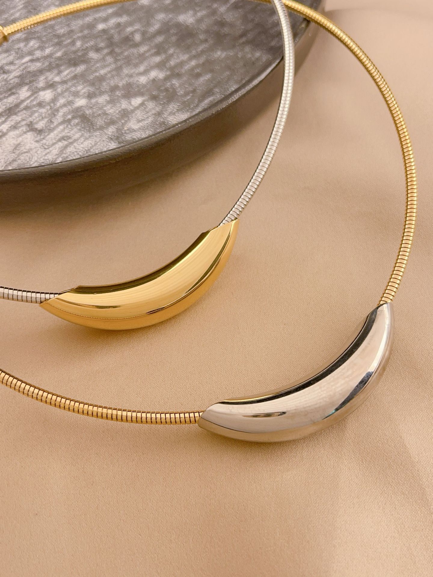 Titanium Steel Collar Necklace – Modern Women's Jewelry Elegant & Robust