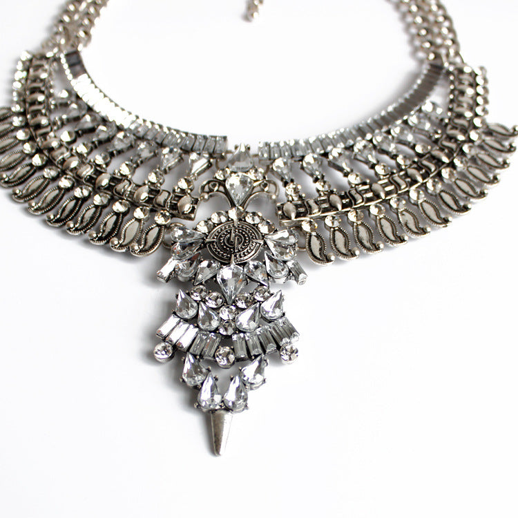Elegant Crystal Necklace Short - Sparkling Women's Jewelry in Diamond Style