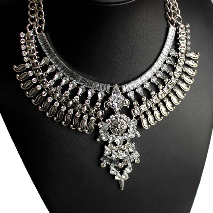 Elegant Crystal Necklace Short - Sparkling Women's Jewelry in Diamond Style
