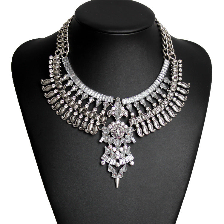 Elegant Crystal Necklace Short - Sparkling Women's Jewelry in Diamond Style