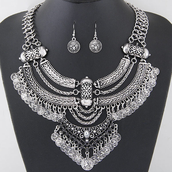 Elegant Crystal Necklace Short - Sparkling Women's Jewelry in Diamond Style