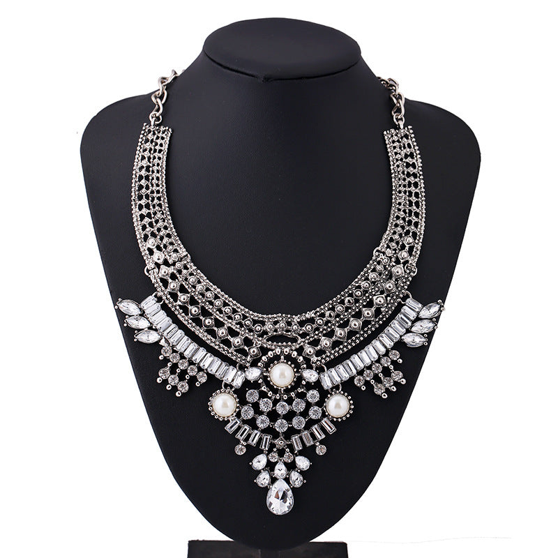 Elegant Crystal Necklace Short - Sparkling Women's Jewelry in Diamond Style