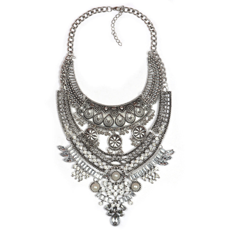 Elegant Crystal Necklace Short - Sparkling Women's Jewelry in Diamond Style