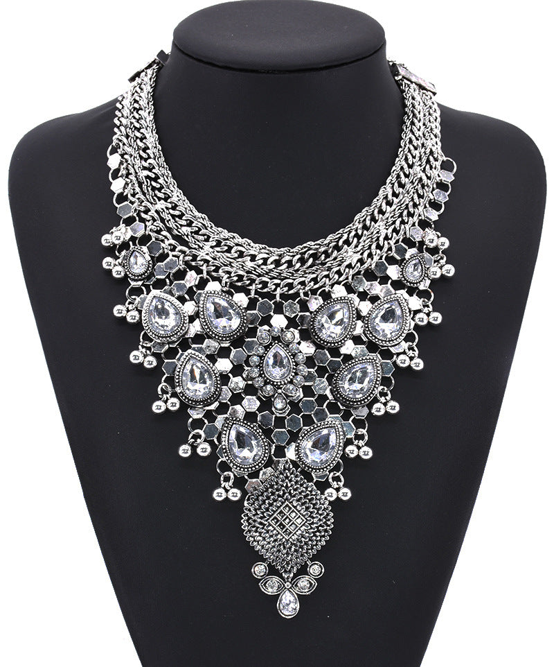 Elegant Crystal Necklace Short - Sparkling Women's Jewelry in Diamond Style