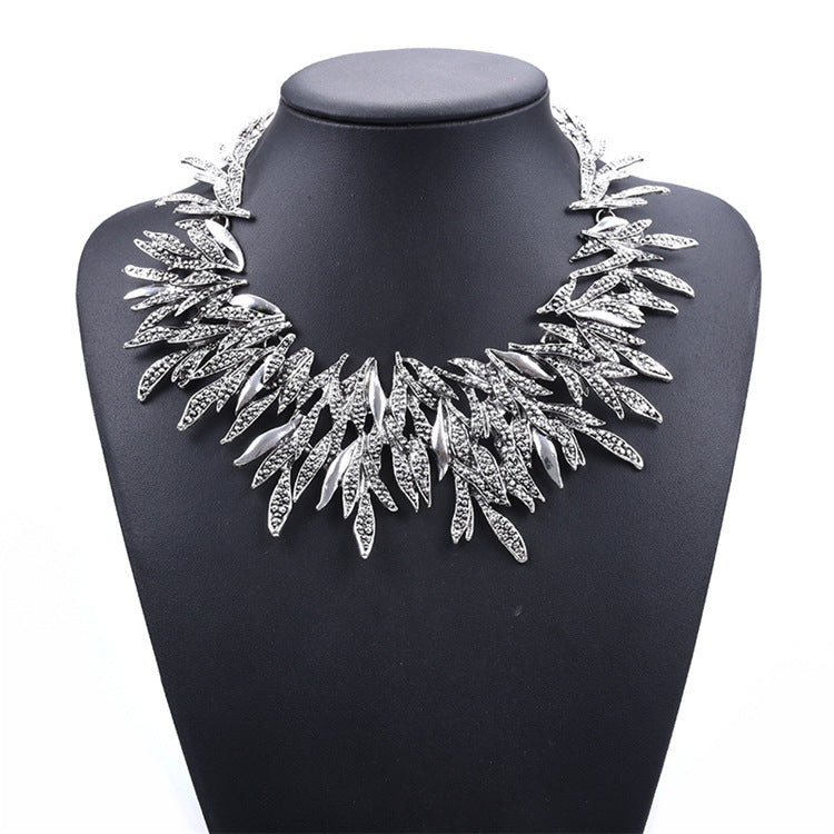 Elegant Crystal Necklace Short - Sparkling Women's Jewelry in Diamond Style