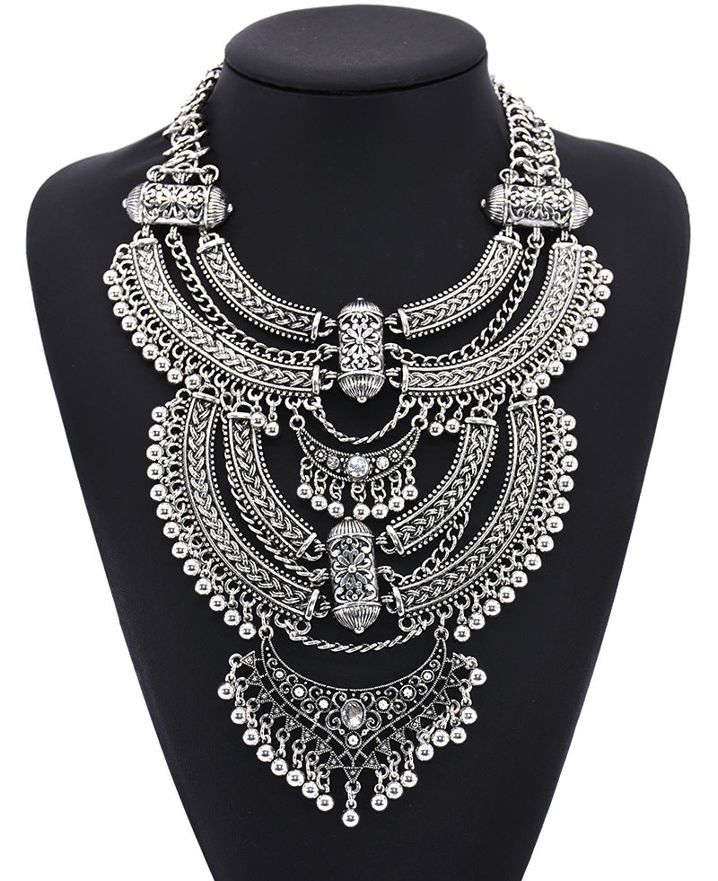 Elegant Crystal Necklace Short - Sparkling Women's Jewelry in Diamond Style