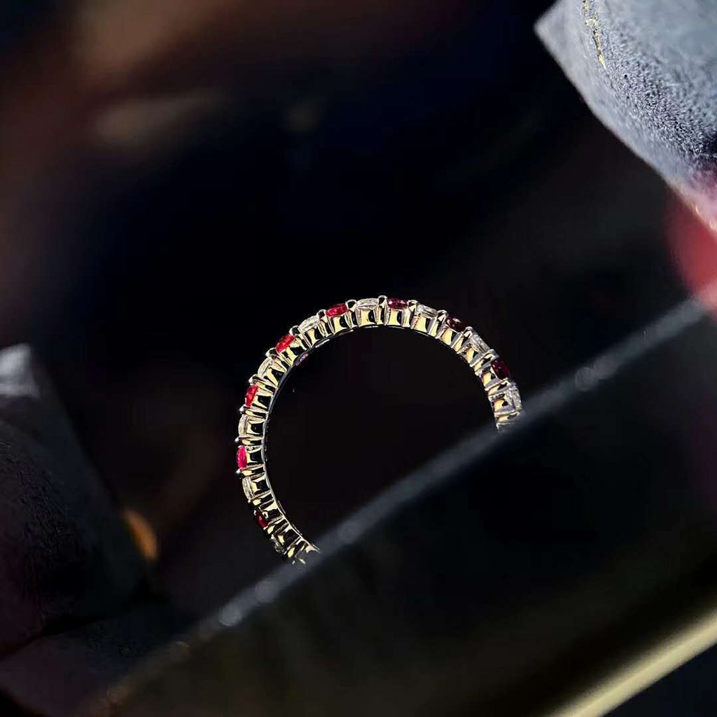 Funkelnder Diamant- & Naturroter Saphir-Stapelring | Platiniertes 925er Silber
