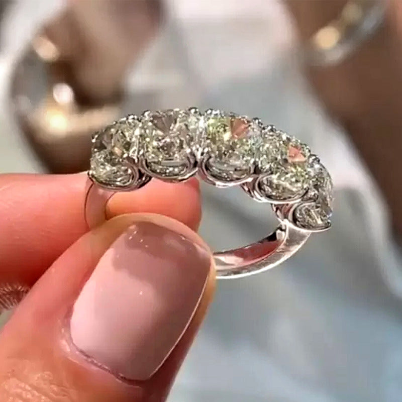 Moderner Damenring mit rundem Zirkon im Diamantstil – Elegant & Funkelnd