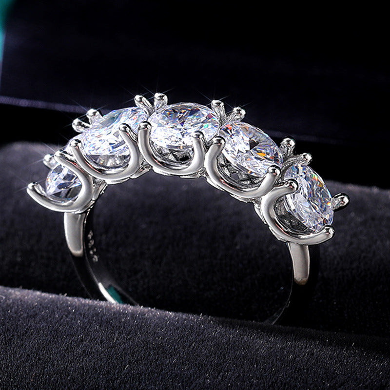 Modern Women's Ring with Round Diamond-Style Zircon - Elegant & Sparkling