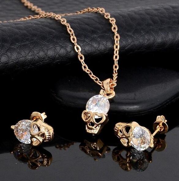 Goldfarbenes Totenkopf Schmuckset mit Kristallen – Halskette & Ohrringe im edgy Design