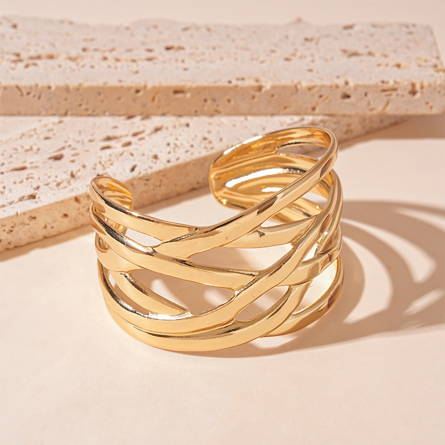 Fashionable multi-layered shiny bracelet with geometric pattern for women