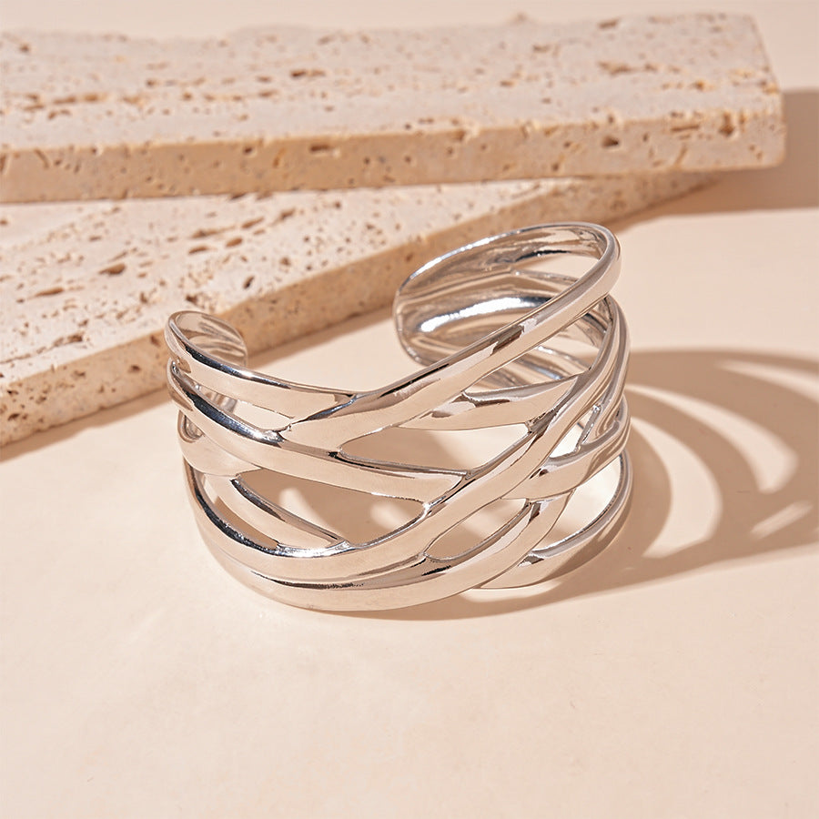 Fashionable multi-layered shiny bracelet with geometric pattern for women