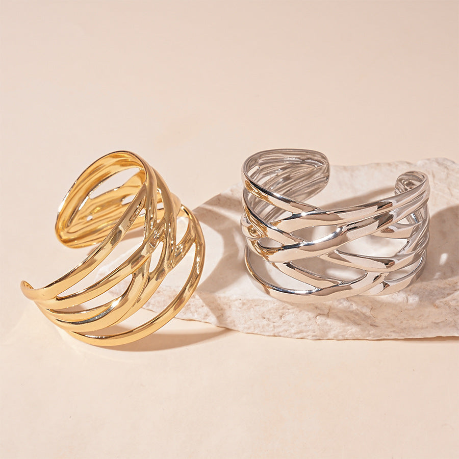Fashionable multi-layered shiny bracelet with geometric pattern for women