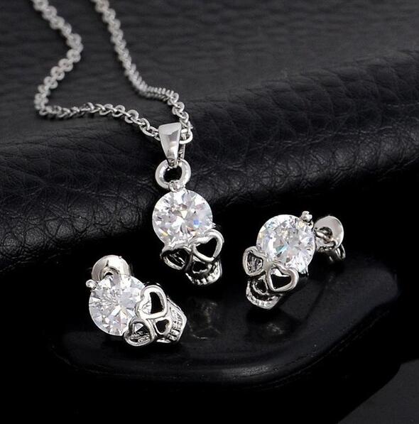 Goldfarbenes Totenkopf Schmuckset mit Kristallen – Halskette & Ohrringe im edgy Design