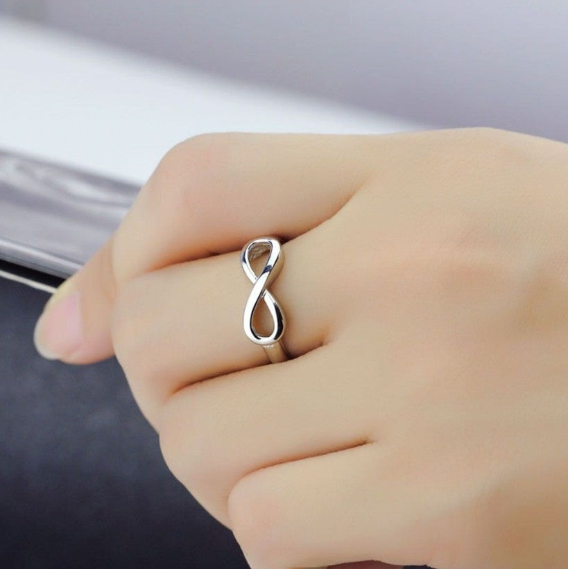 Infinity Ring Silberfarben – Eleganter Unendlichkeitsring für zeitlose Liebe