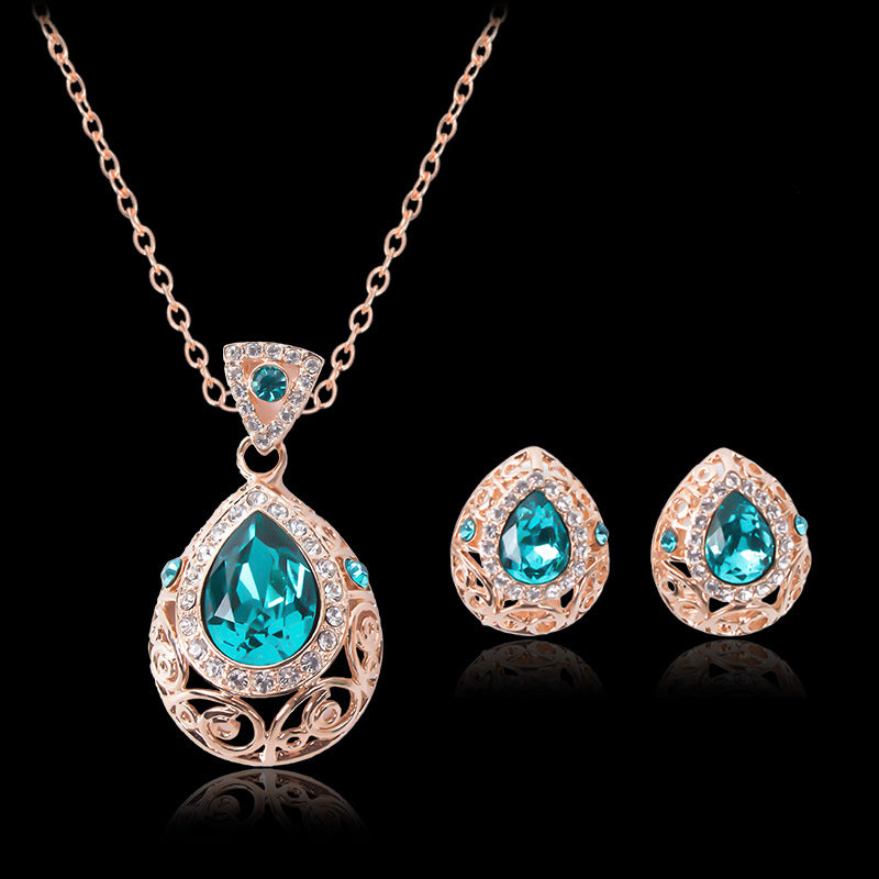 Elegant jewelry set with delicate hollow pattern – necklace & earrings in a modern design