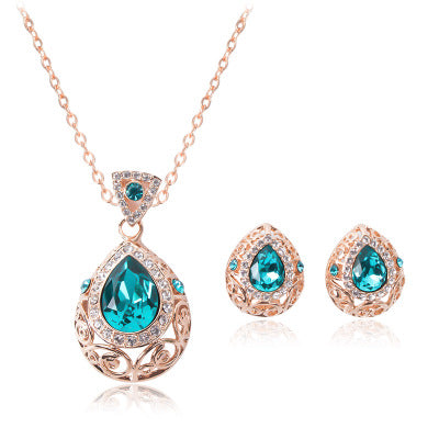 Elegant jewelry set with delicate hollow pattern – necklace & earrings in a modern design