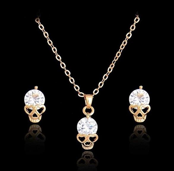 Goldfarbenes Totenkopf Schmuckset mit Kristallen – Halskette & Ohrringe im edgy Design