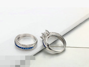Moderner Damenring mit quadratischem Zirkon – Platinbeschichtet