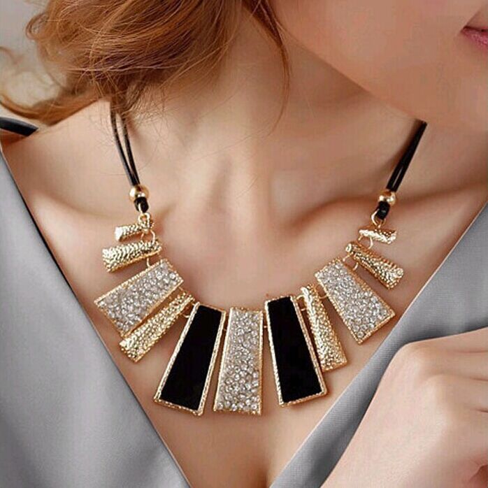 Extravagant Geometric Necklace – Matte Design with Leather Cord in Statement Style