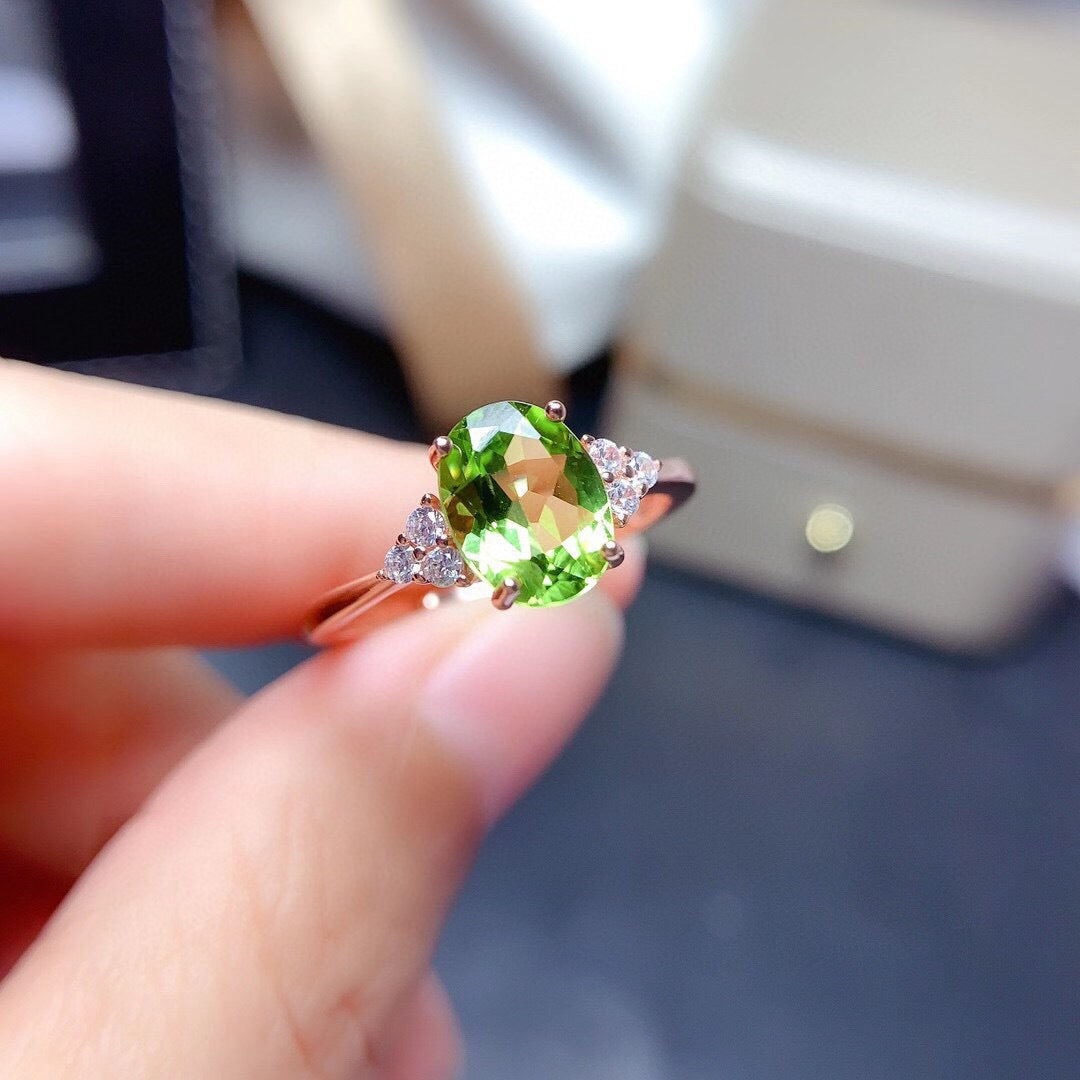 Eleganter Peridot-Damenring mit Zirkon – Designerring