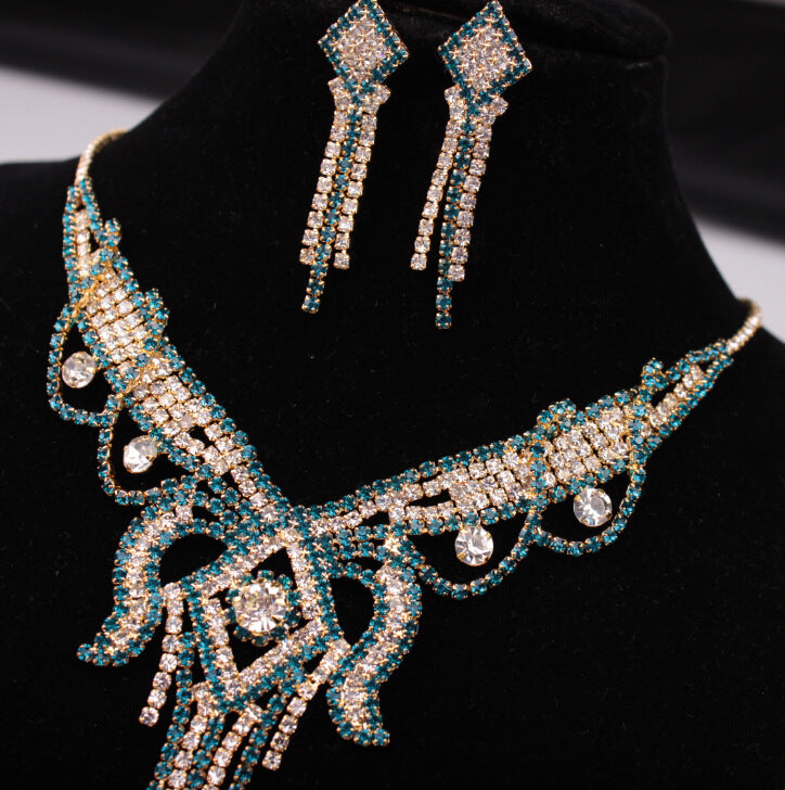 Eye-catching Butterfly Jewelry Set with Crystals – Necklace & Earrings in a Glamorous Design