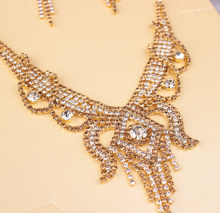 Eye-catching Butterfly Jewelry Set with Crystals – Necklace & Earrings in a Glamorous Design