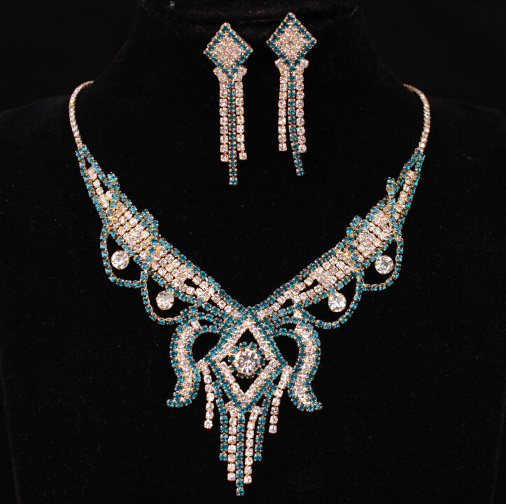Eye-catching Butterfly Jewelry Set with Crystals – Necklace & Earrings in a Glamorous Design