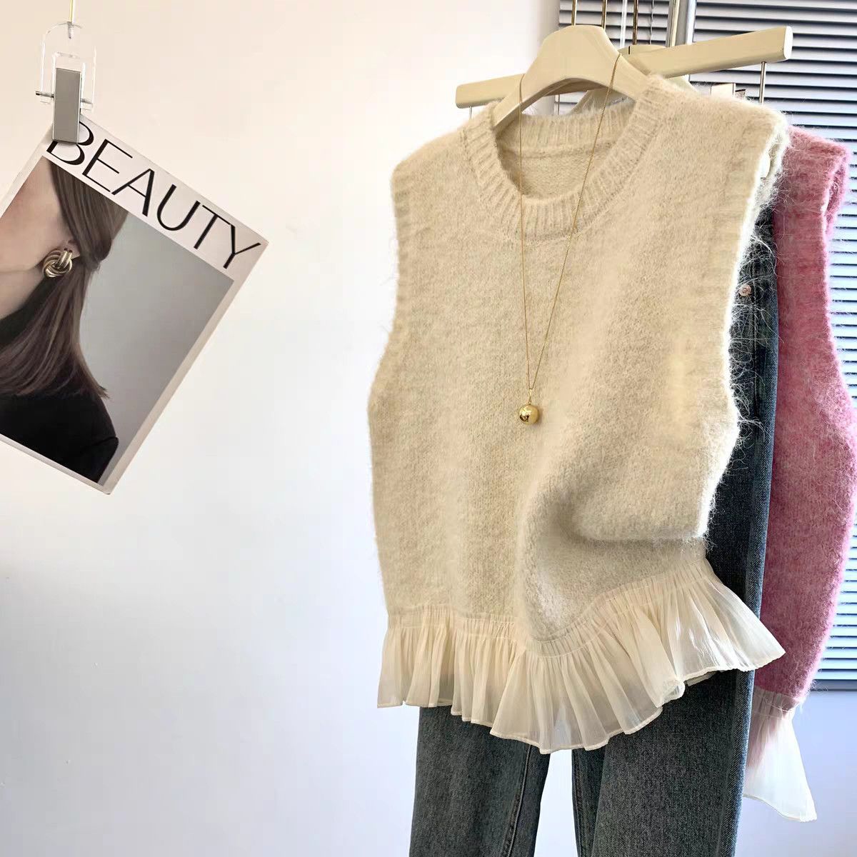 Damen Strickweste mit Rüschen – Einfarbig, Weich & Femininer Stil