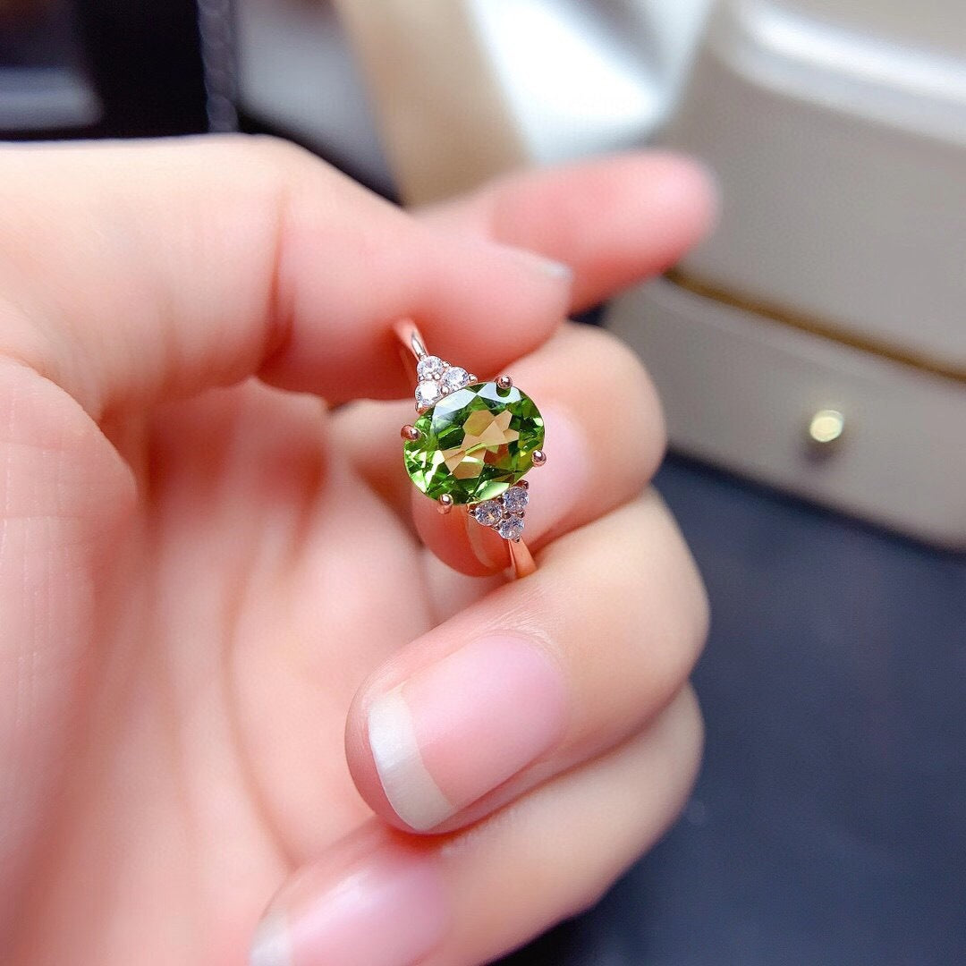 Eleganter Peridot-Damenring mit Zirkon – Designerring