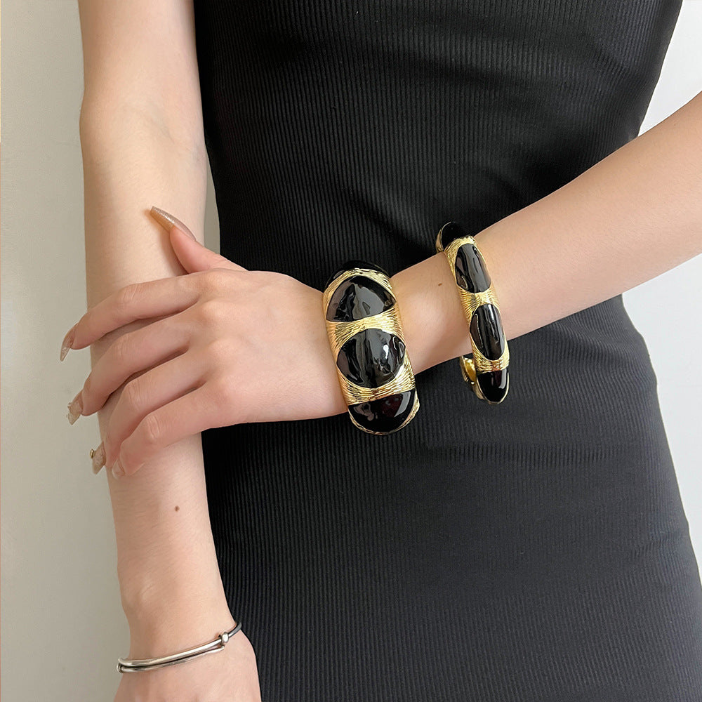 Französisches Retro-Ovalarmband mit Tropfenform aus schwarzem Gold und Emaille, exklusiv und stilvoll.