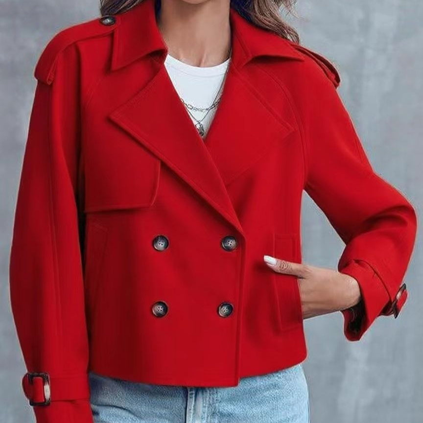Basierend auf aktuellen Modetrends und klassischen Doppelreiher-Trenchcoat-Designs.