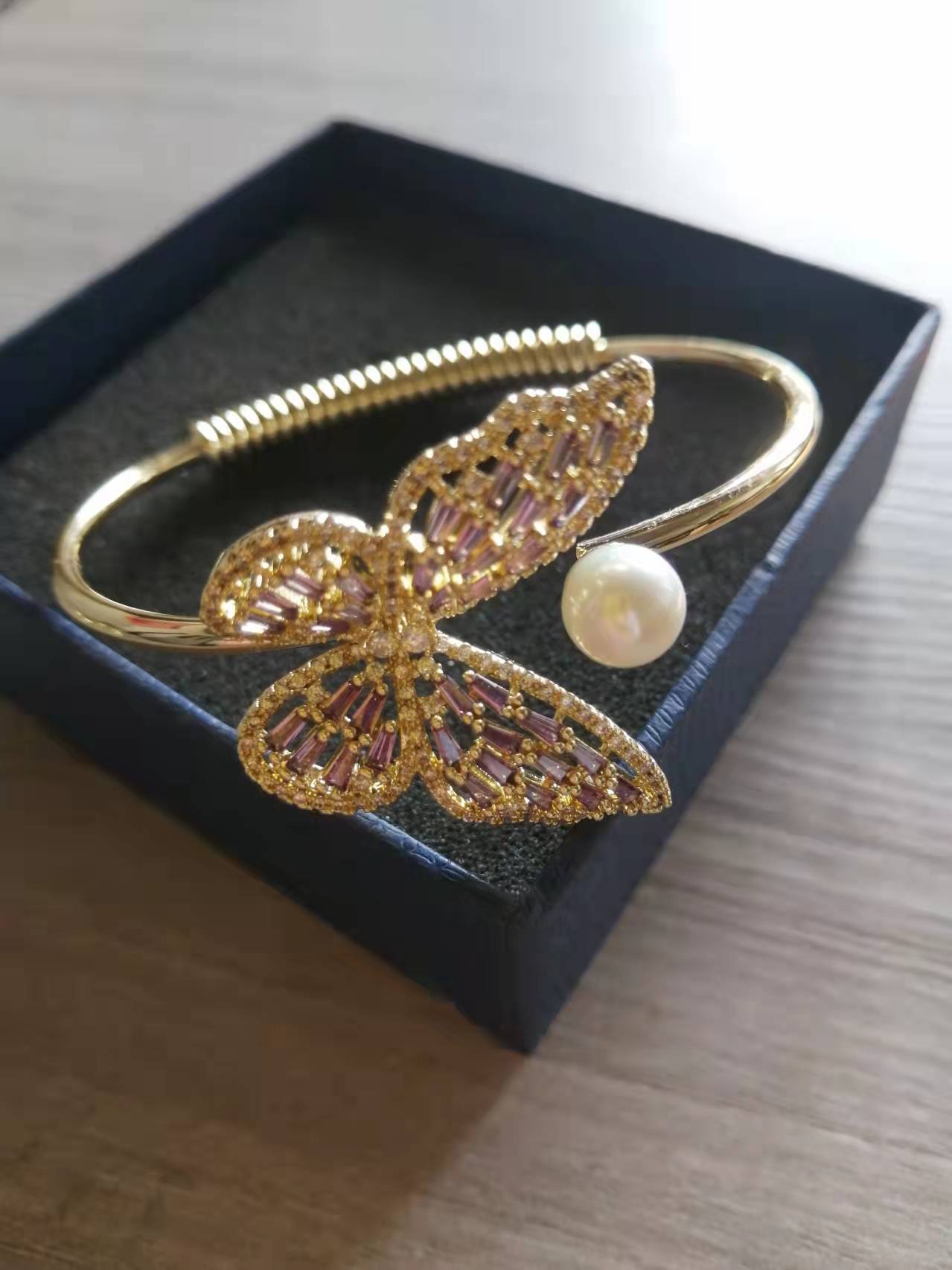 Women's fashion, openwork vintage bracelet