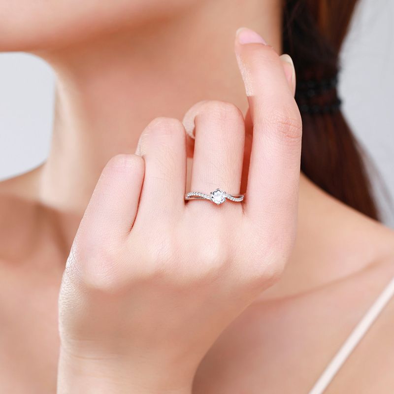 Eleganter 925 Sterling Silber Ring mit gedrehter Fassung & Zirkonstein