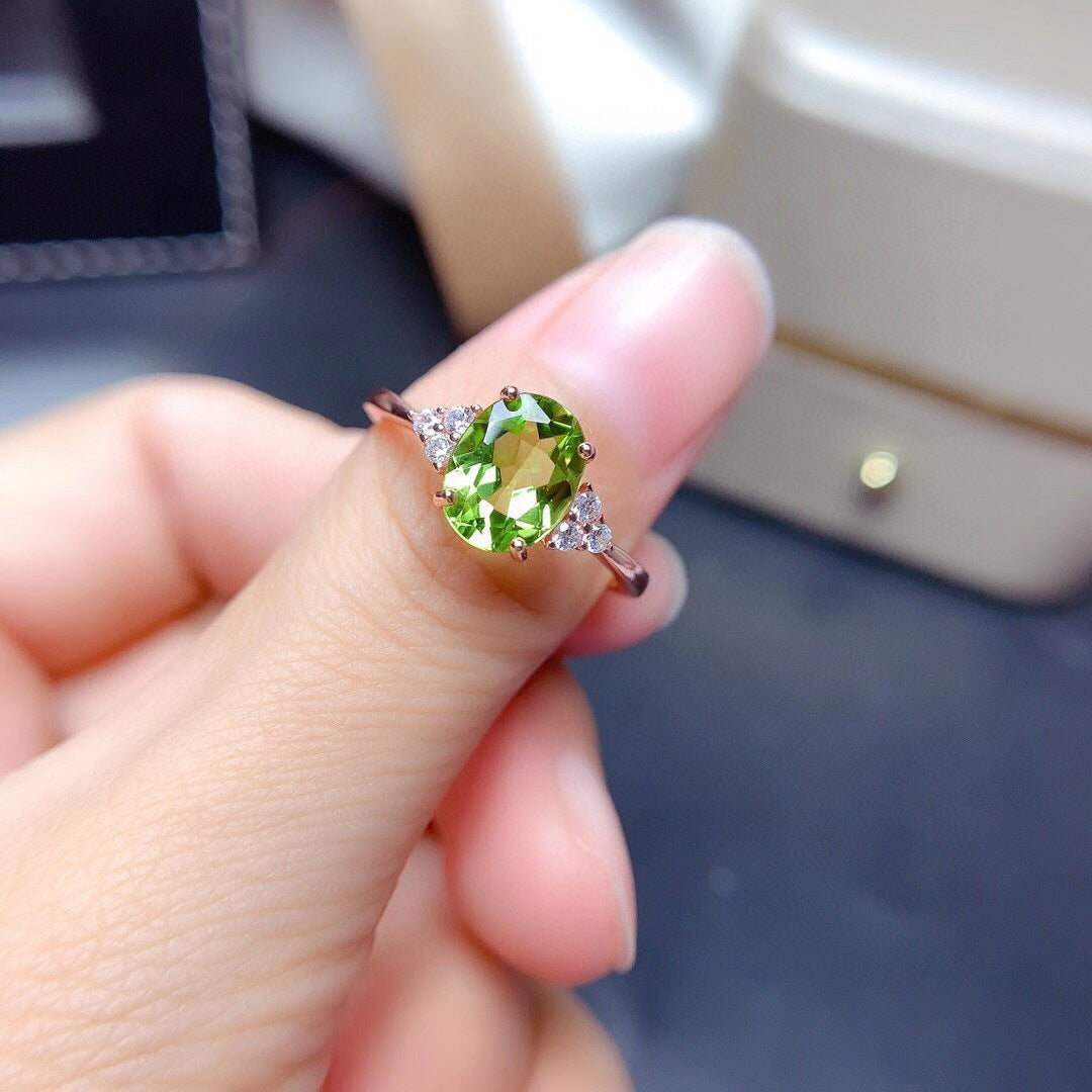 Eleganter Peridot-Damenring mit Zirkon – Designerring