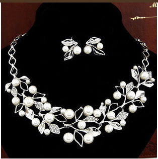 Elegant Pearl Jewelry Set with Clover - Necklace & Earrings for Luck & Style