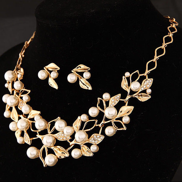 Elegant Pearl Jewelry Set with Clover - Necklace & Earrings for Luck & Style