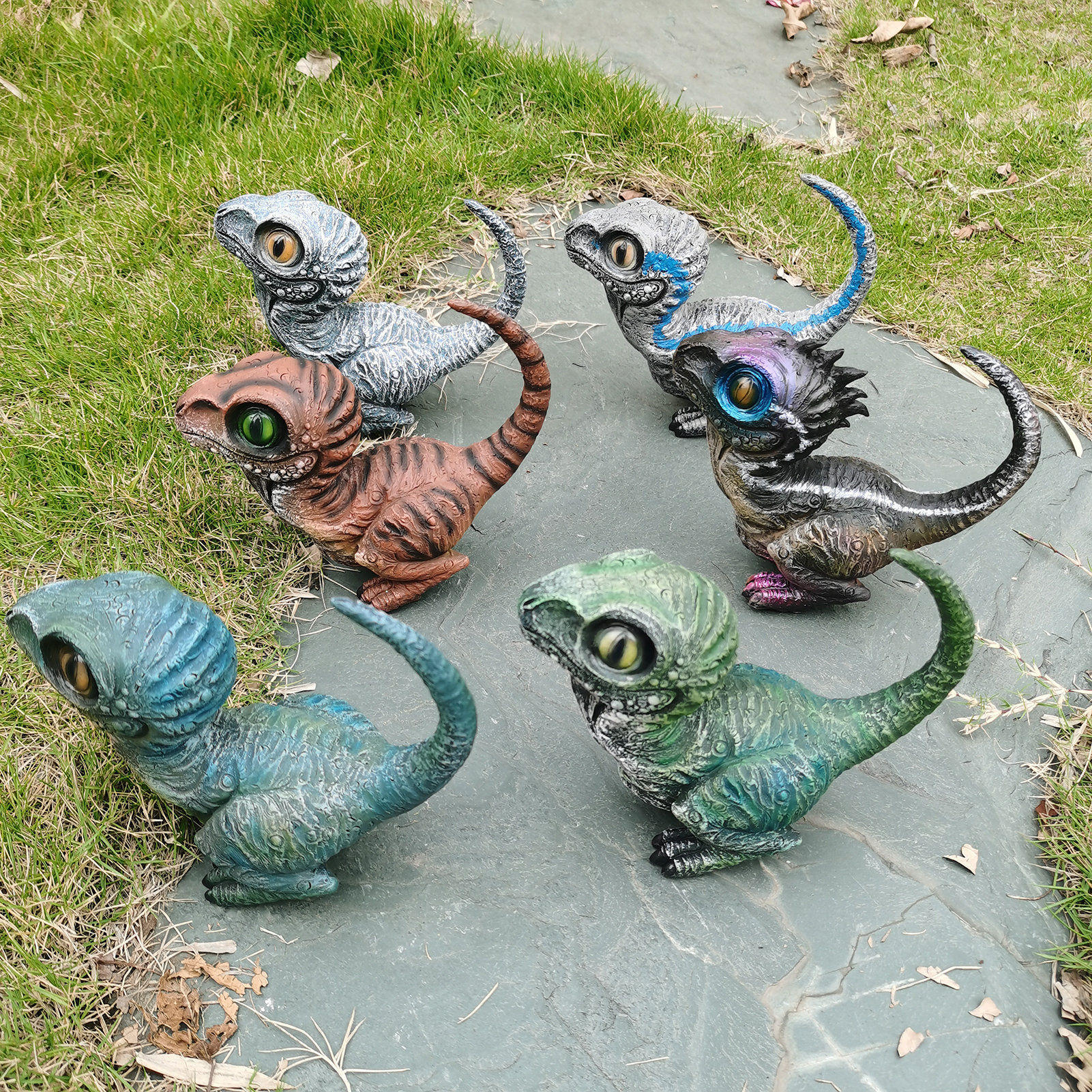 Niedliche Dinosaurier Gartenfigur – Realistische Velociraptor Resin Deko