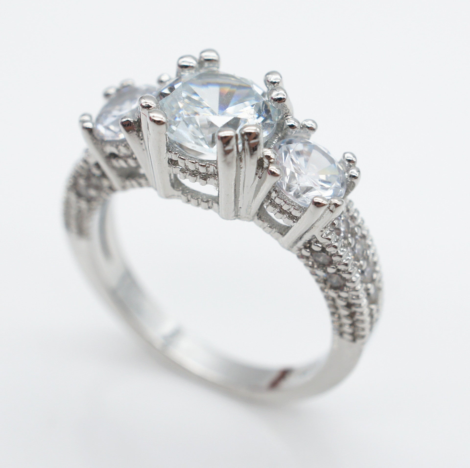 Eleganter Verlobungsring im europäischen Stil mit funkelndem Zirkon