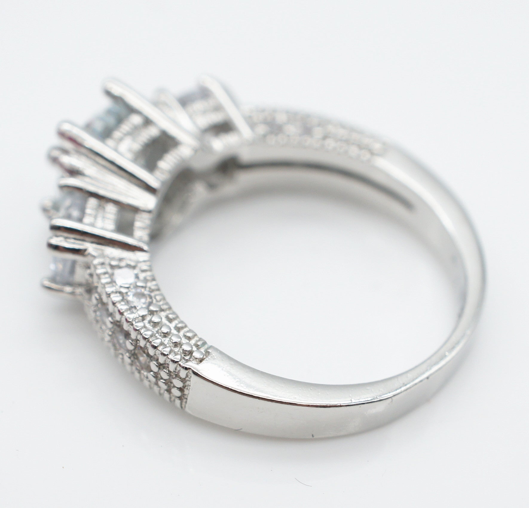Eleganter Verlobungsring im europäischen Stil mit funkelndem Zirkon