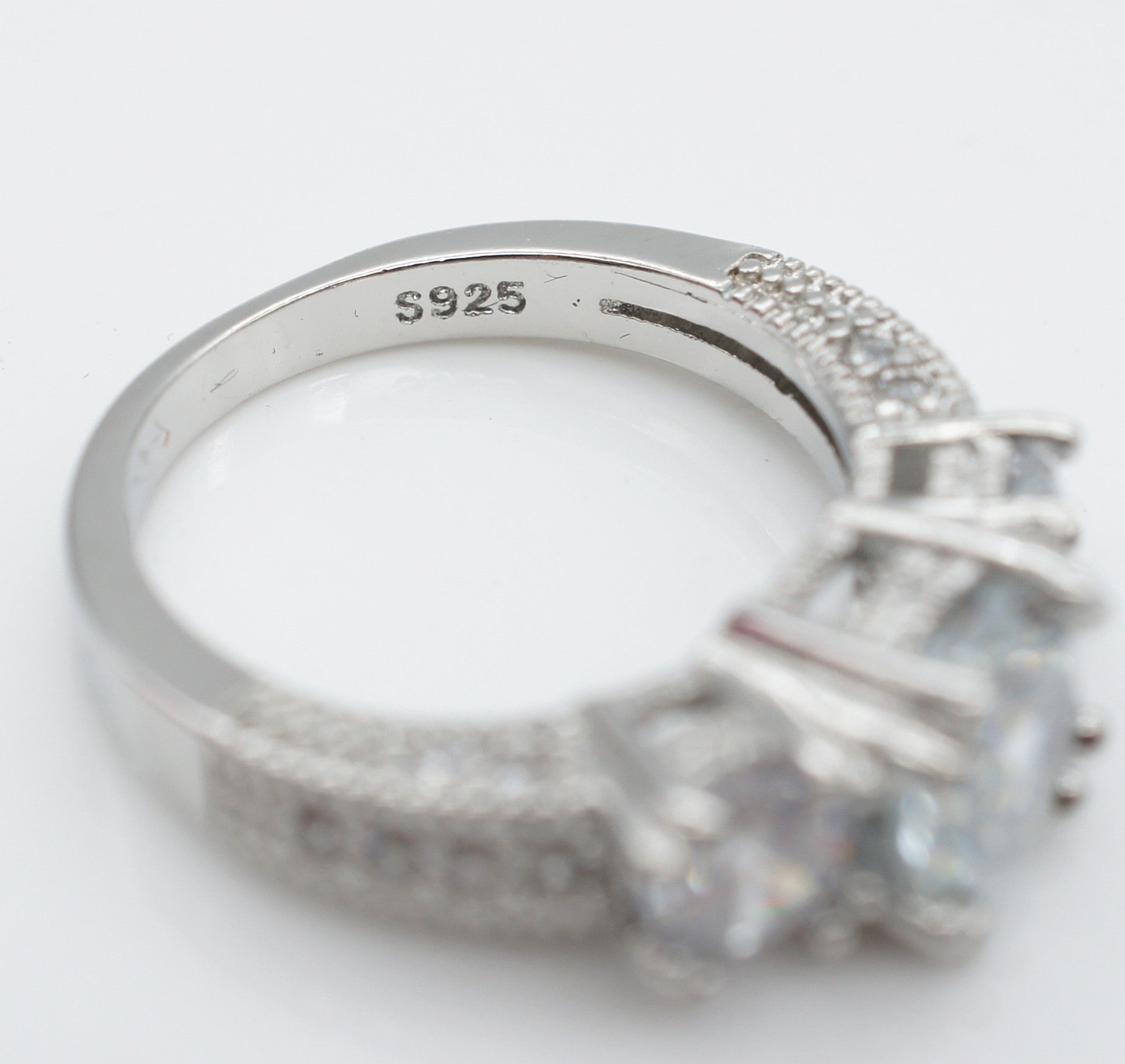 Eleganter Verlobungsring im europäischen Stil mit funkelndem Zirkon